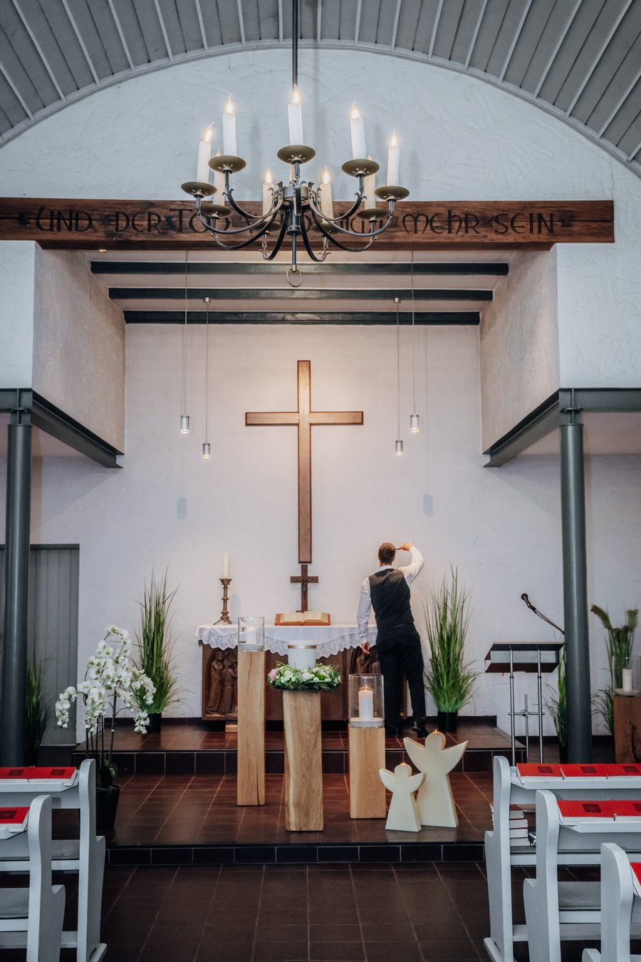 Vorbereitung der Trauerfeier in der Kapelle