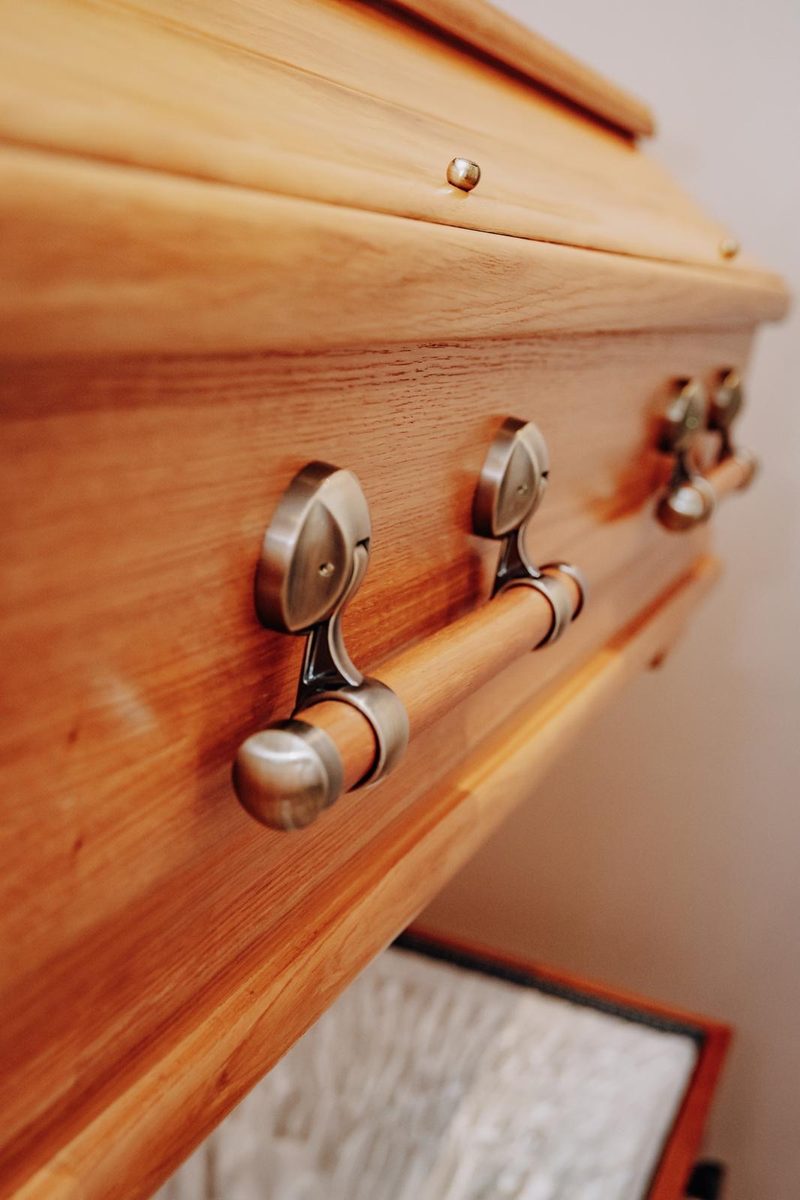 Sarg aus hellem Holz
