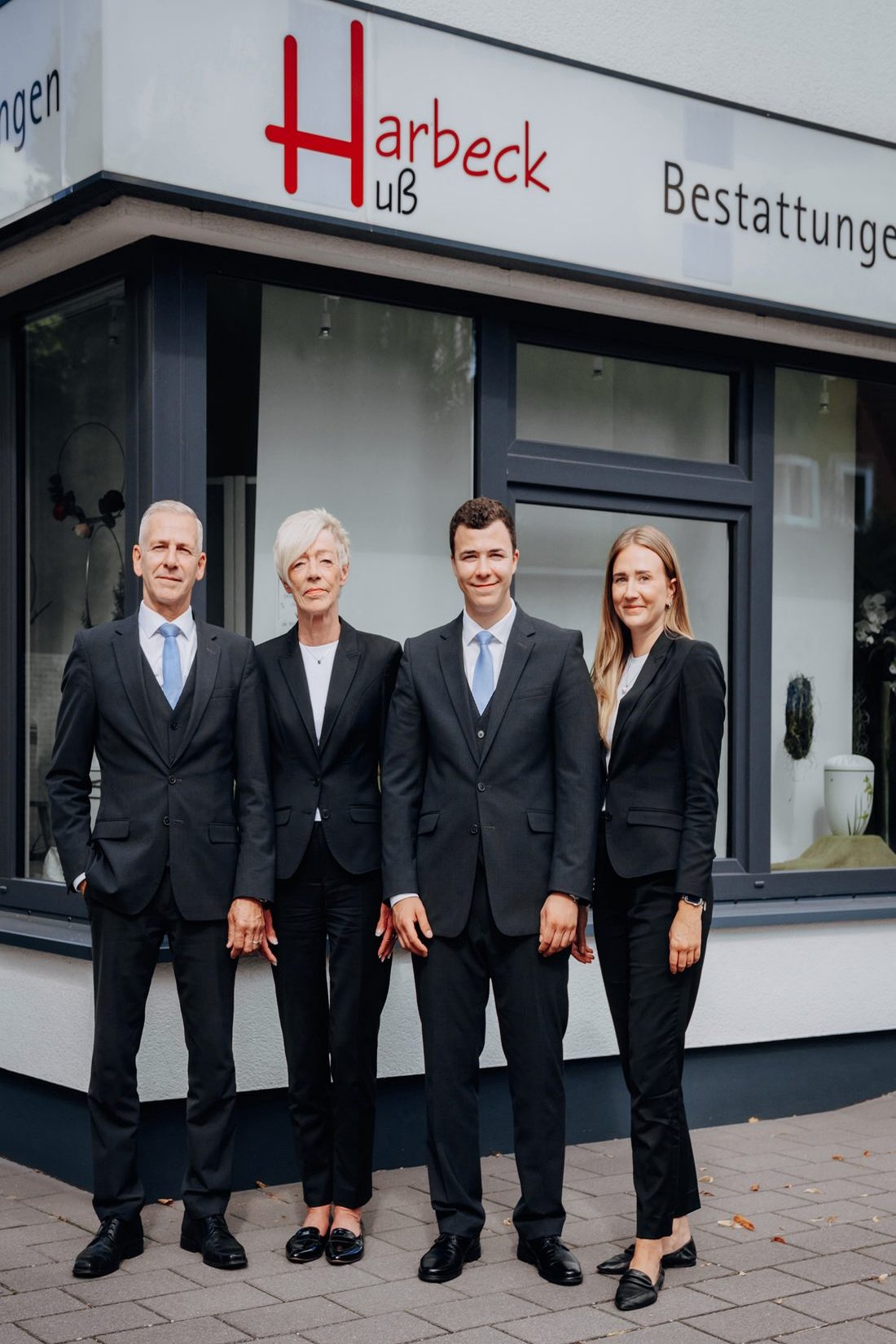 Das Team von Bestattungen Harbeck vor dem Geschäft