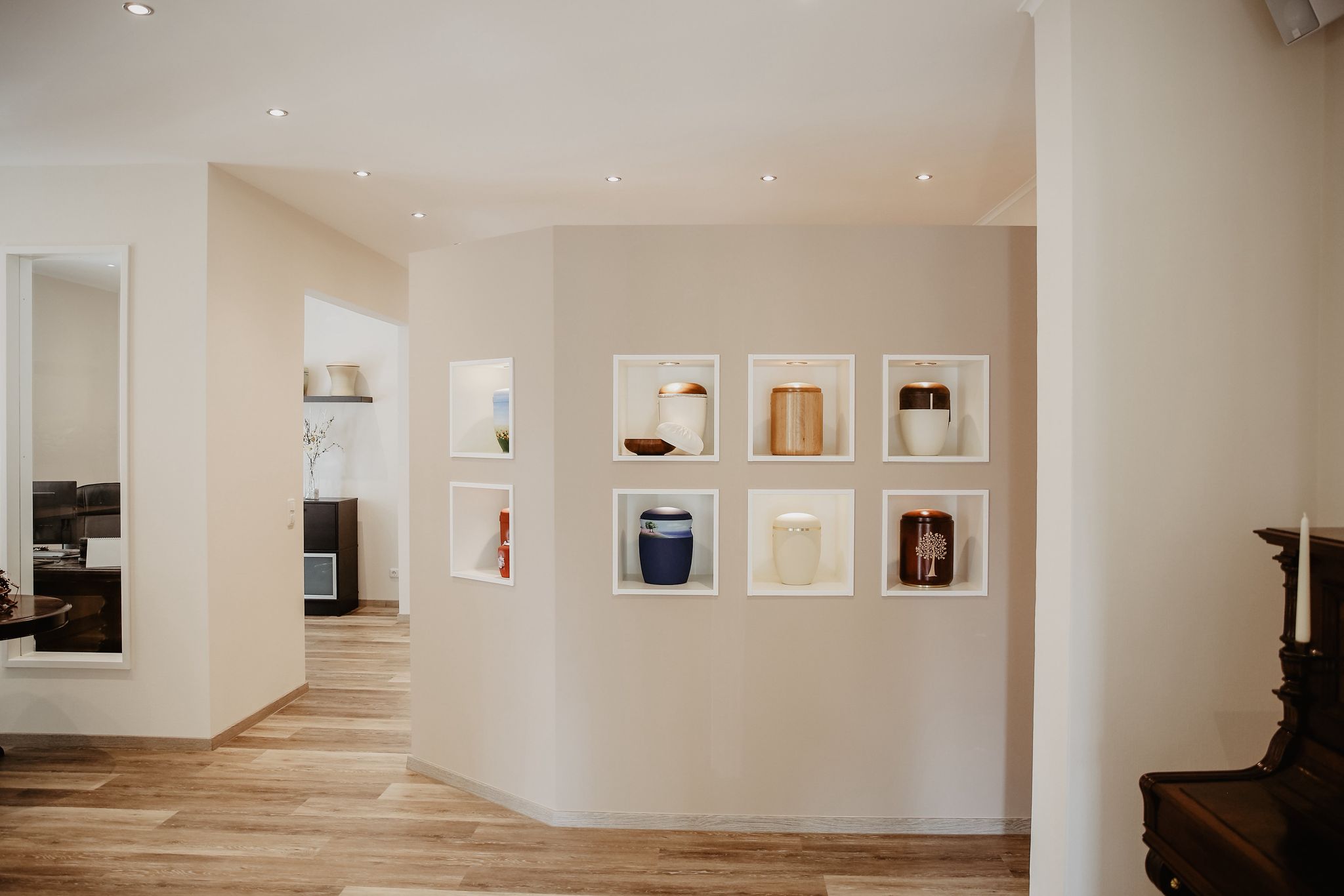 Urnenausstellung im Beratungsraum
